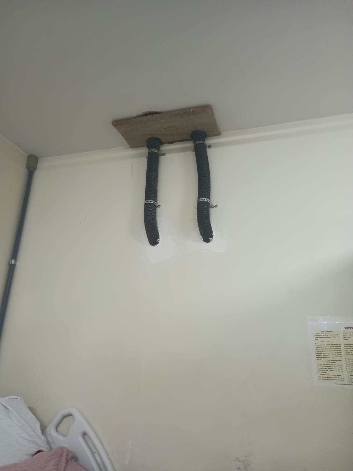Dutos de exaustão improvisados, presos ao teto com tábua de madeira