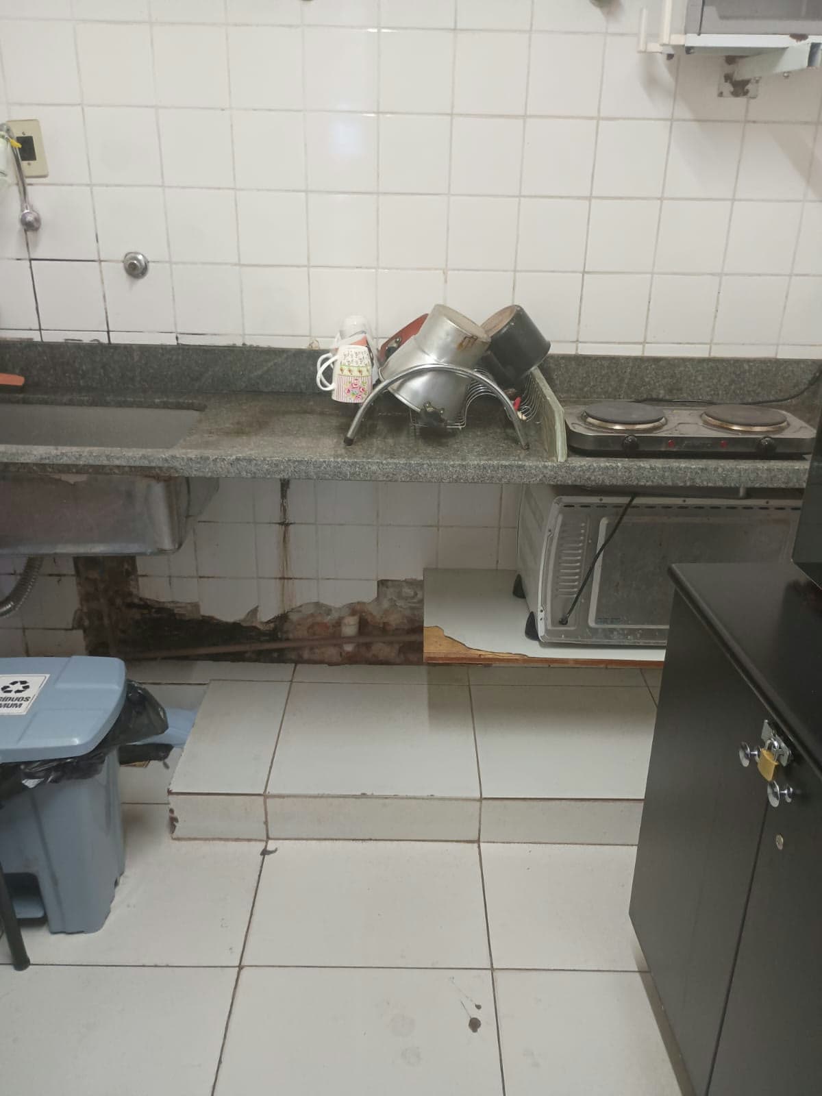 Infiltração e fiação exposta em ambiente hospitalar