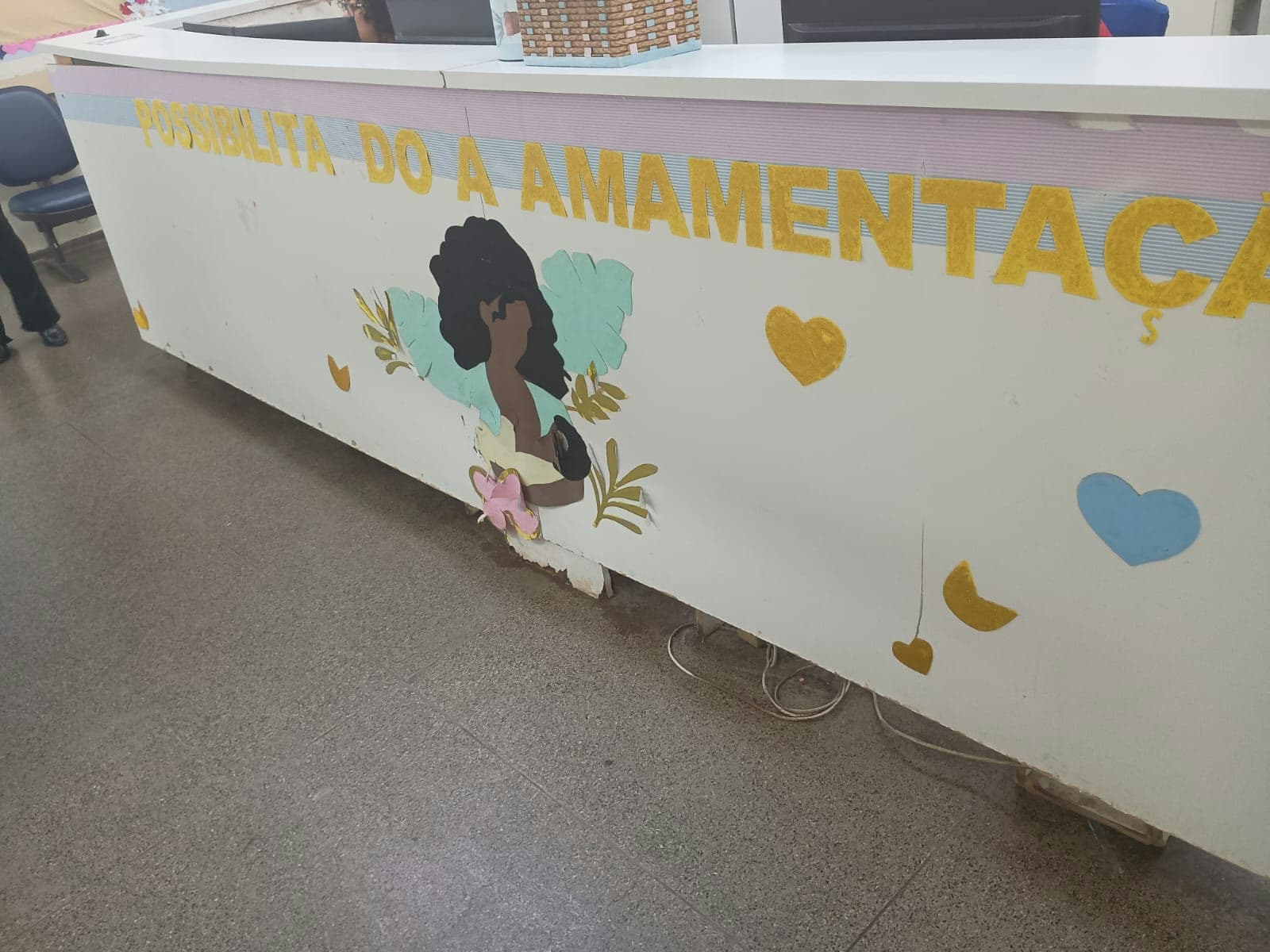 Balcão de incentivo à amamentação com estrutura rachada