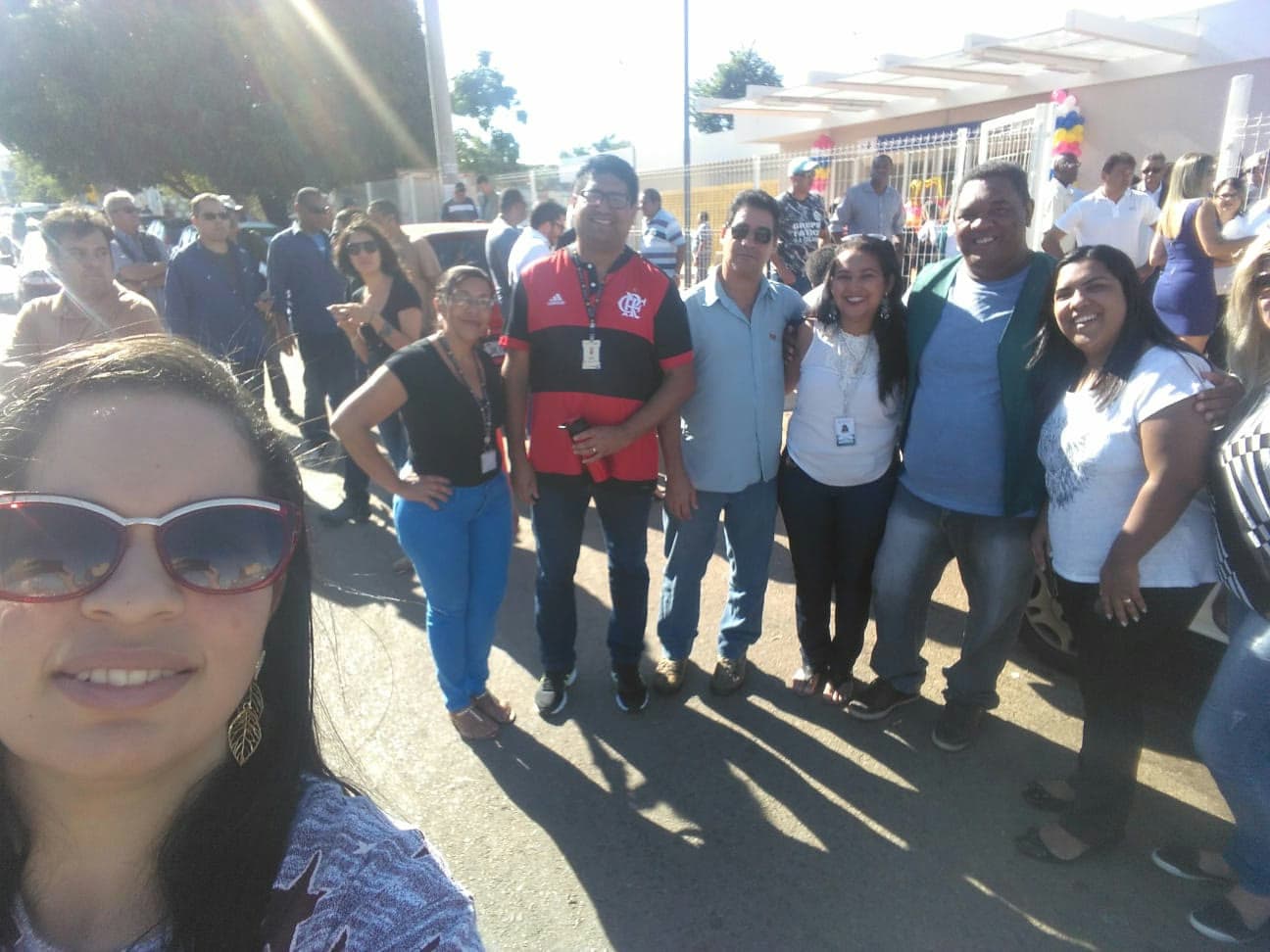 Grupo em inauguração de unidade de saúde