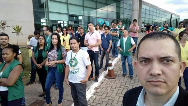 Daniela em ato com coletes de identificação